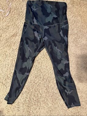 Old Navy maternity Active Navy and Black Camo over belly Leggings